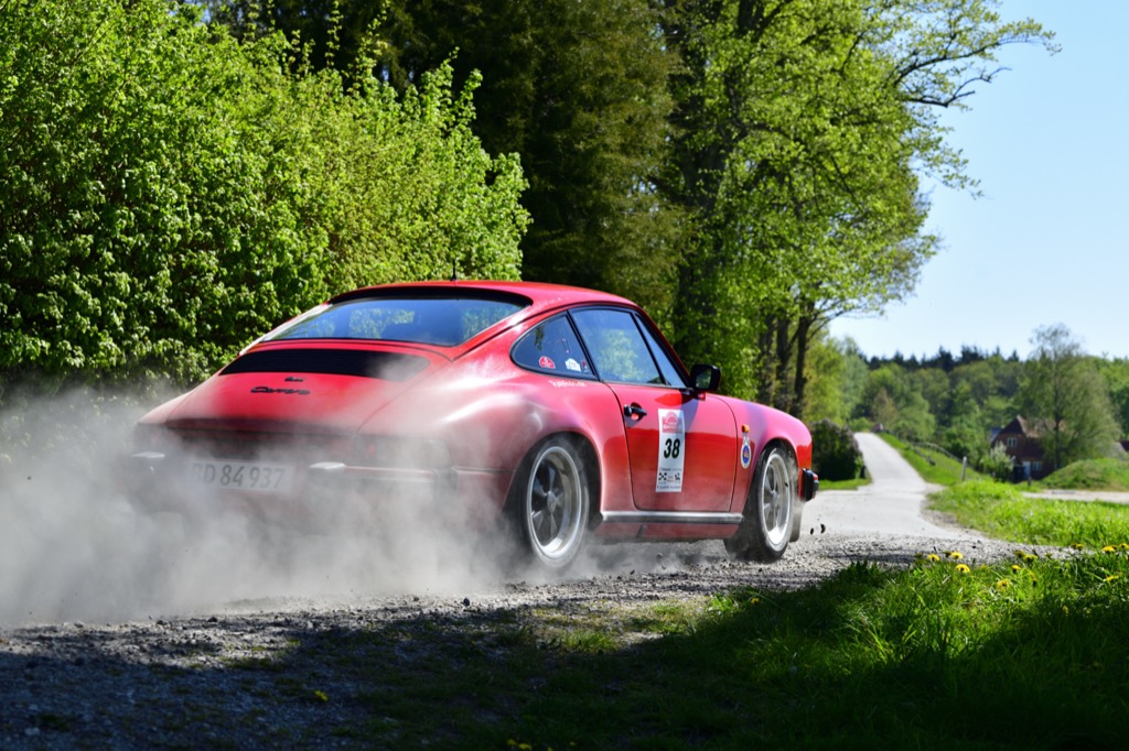 Far og søn-mandskaber er helt oplagte i regularityløb. Den tidligere fartkonge i rally, Leif Poulsen, er i dag førstekører for sin søn, Kent L. Poulsen, i denne Porsche 911 Carrera fra 1976. De er regerende mestre i Expertklassen.
(Foto: Michael Eisenberg)